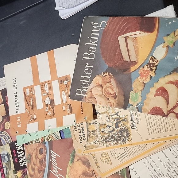 VINTAGE ASSORTMENT BUNDLE OF OLD COOKBOOKS YOU GET THEM ALL. SEE PHOTOS 👀. - Picture 4 of 5